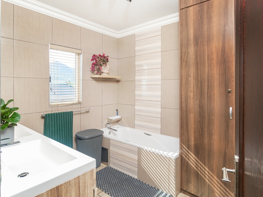 6 Bedroom Property for Sale in Kosmos Ridge North West